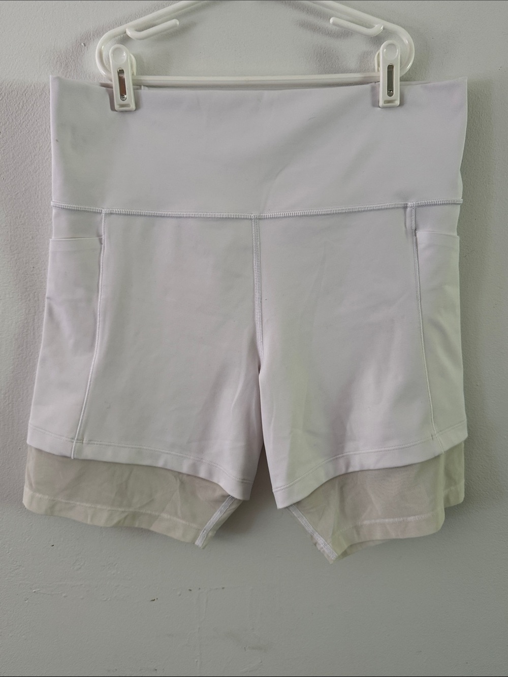 Athleta Mesh Me Up 8” shorts in white Sz L